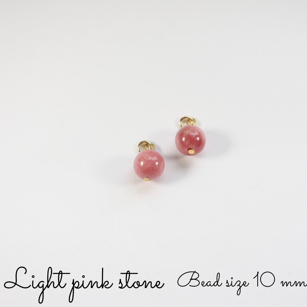 Dangle gemstone earrings with gold plated sterling silver hoops. There are 6 different gemstone bead options to choose from: Quartz, Rose Quartz, Citrine, Green Stone, Jasper, Pink Stone. Roikkuvat kivihelmikorvakorut kullatulla ruostumaton teräs korvakorurenkaalla. Valittavana kuusi erilaista kivihelmeä: Kvartsi, Ruusukvartsi, Sitriini, Vihreä Kivi, Jaspis ja Vaaleanpunainen Kivi.