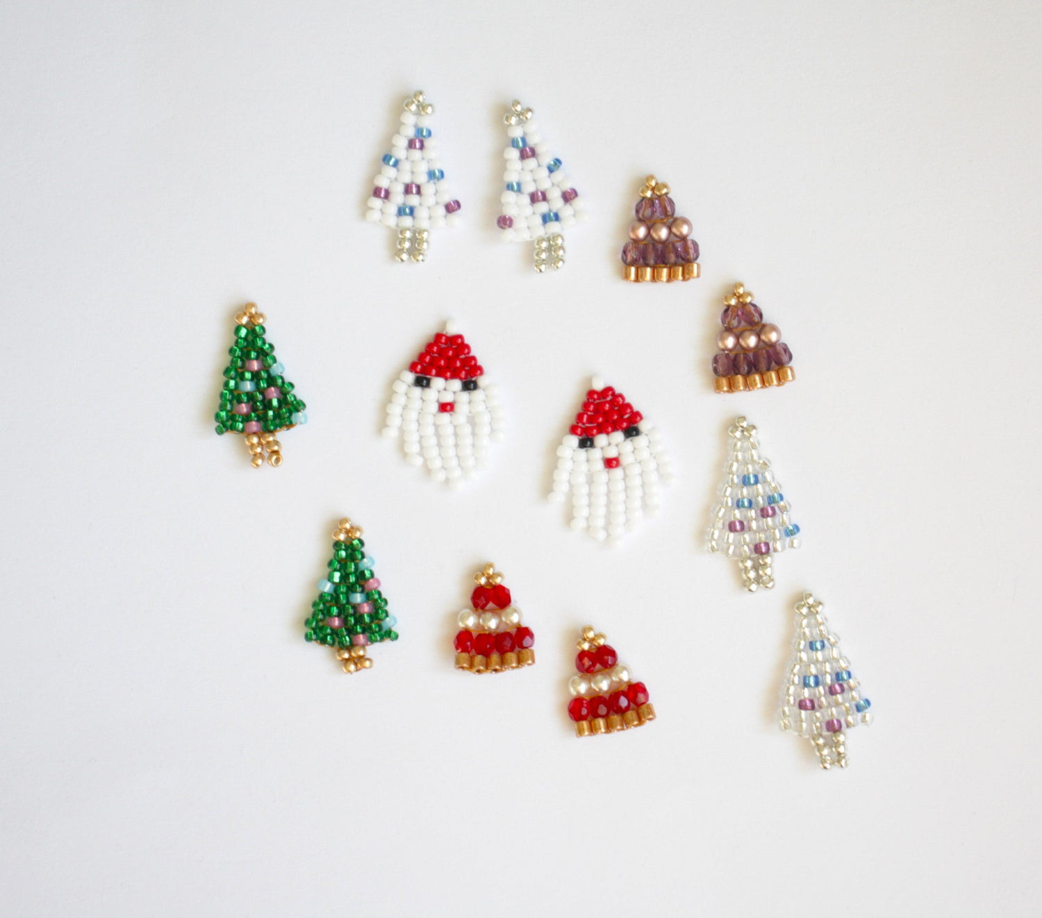 Handmade colorful Christmas earrings. Made from small glass beads. Käsintehtyjä roikkuvia joulukorvakoruja. Tehty pienistä lasihelmistä. 