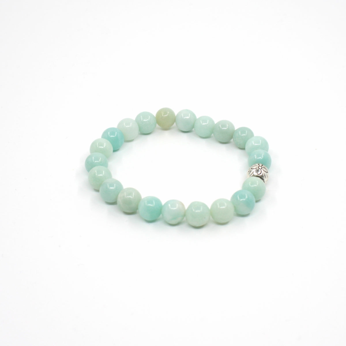 Amatsoniitti rannekoru valkoisella alustalla. Amazonite bracelet on a white surface. 