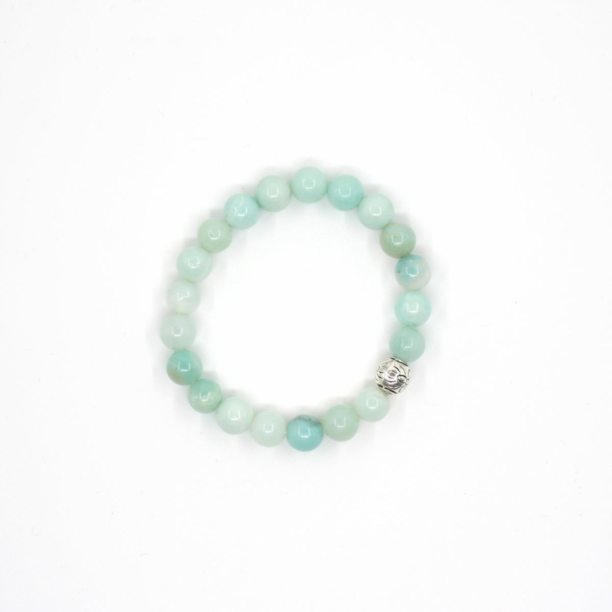 Amatsoniitti rannekoru valkoisella alustalla. Amazonite bracelet on a white surface. 