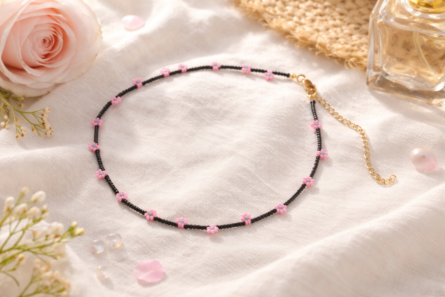 Daisy chain choker necklace black with pink and green turquoise flowers. Päivänkakkara daisy chain choker kaulakoru musta vaaleanpunaisilla kukilla. Kukkien keskusta on vihreäturkoosi.