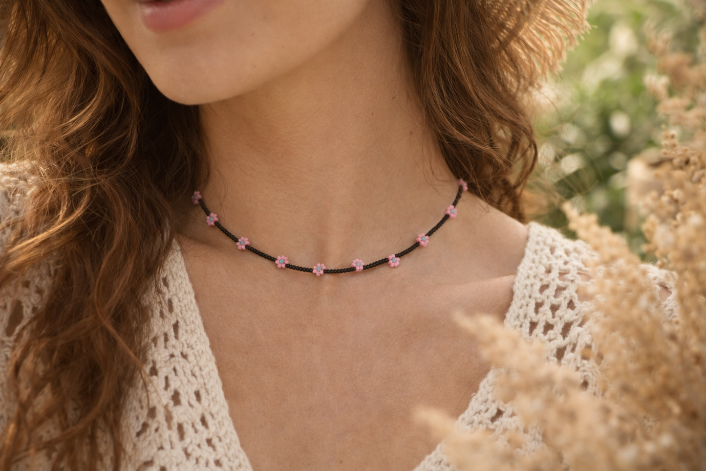 Daisy chain choker necklace black with pink and green turquoise flowers. Päivänkakkara daisy chain choker kaulakoru musta vaaleanpunaisilla kukilla. Kukkien keskusta on vihreäturkoosi.