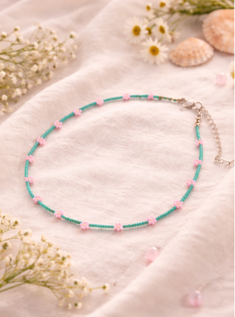 Handmade beaded daisy chain choker necklace turquoise color. Pienistä lasihelmistä käsintehty päivänkakkara choker kaulakoru turkoosin värinen.