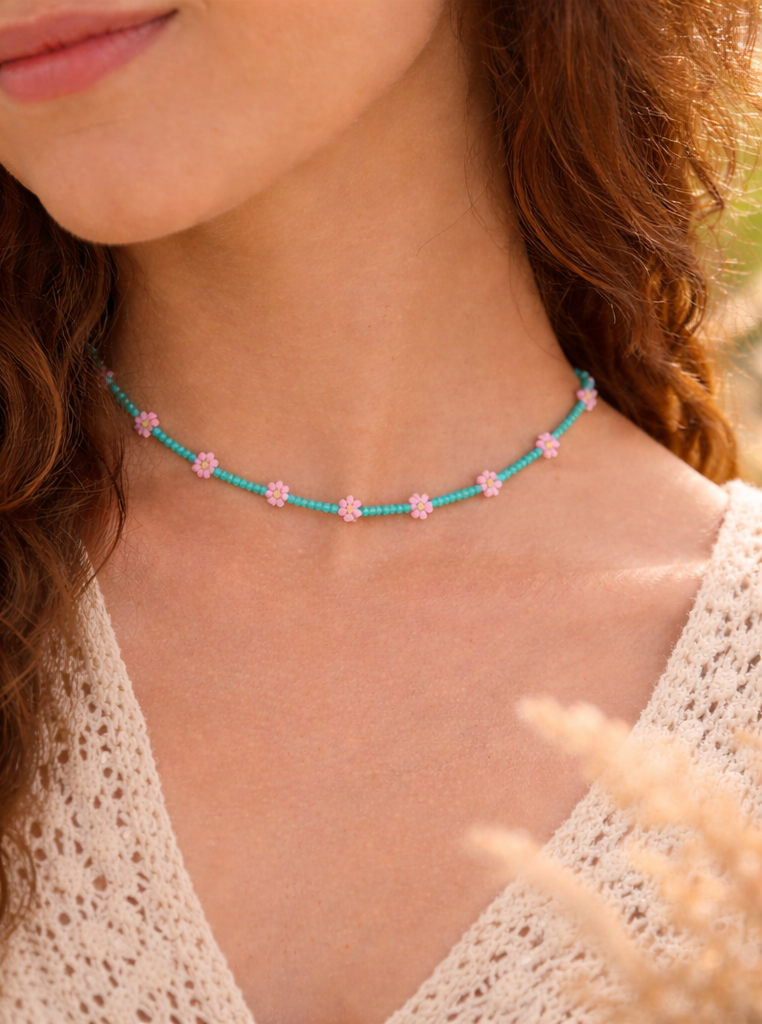 Handmade beaded daisy chain choker necklace turquoise color. Pienistä lasihelmistä käsintehty päivänkakkara choker kaulakoru turkoosin värinen.