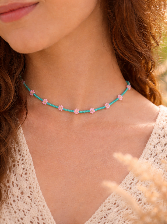 Handmade beaded daisy chain choker necklace turquoise color. Pienistä lasihelmistä käsintehty päivänkakkara choker kaulakoru turkoosin värinen.