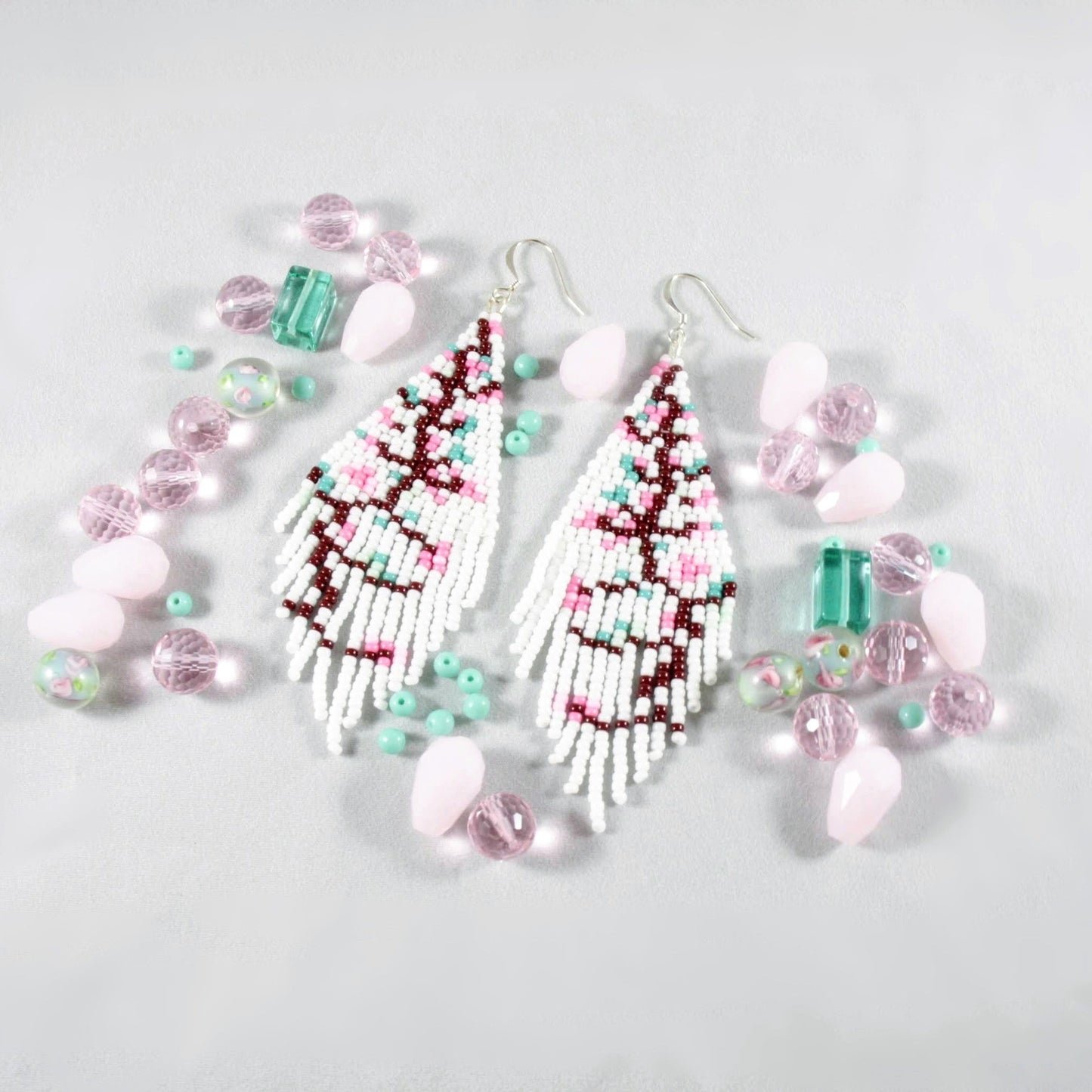 Fringe seed bead earrings white cherry tree. Colors are white and tree is brown and pink flowers and mint green leaves. Hapsulliset ison lasihelmikorvakorut, jossa kuvana kirsikkapuu. Pääväri on valkoinen, lisäksi ruskeaa, vaaleanpunaista ja mintun vihreää.