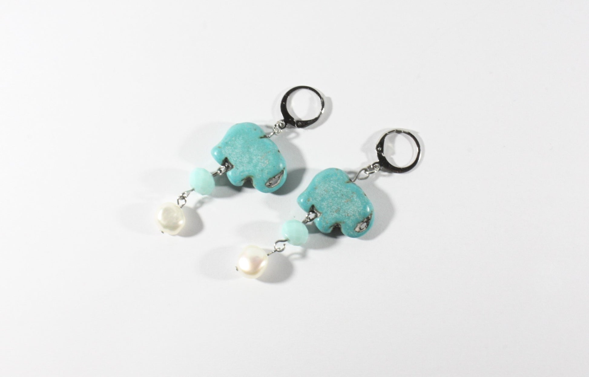 Dangle blue elephant and freshwater pearl earrings with stainless steel earringshoops.
Siniset roikkuvat elefantti korvakorut ruostumaton teräs korvakorurenkailla.