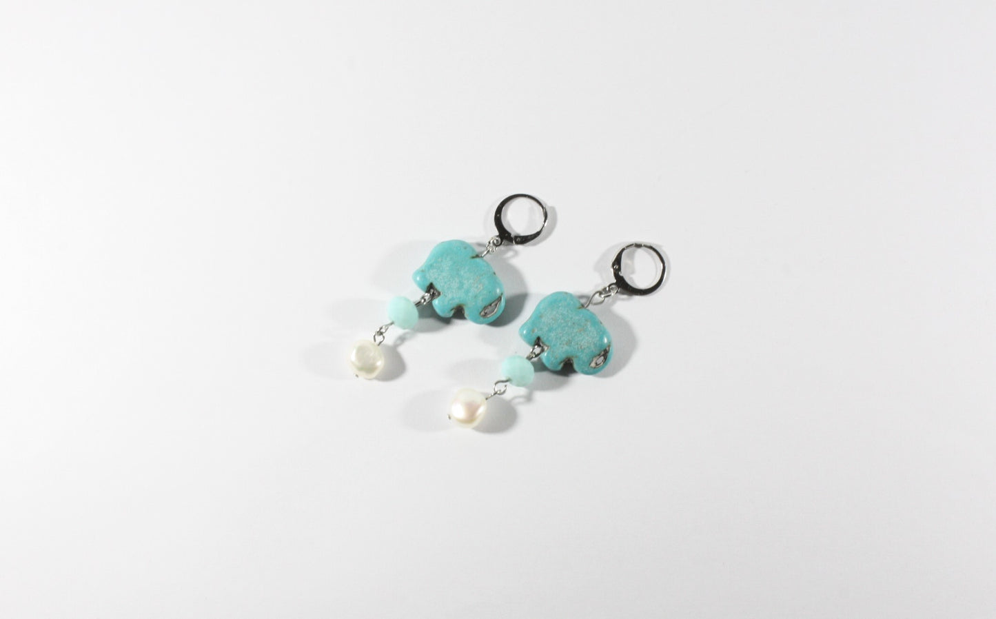 Dangle blue elephant and freshwater pearl earrings with stainless steel earringshoops.
Siniset roikkuvat elefantti korvakorut ruostumaton teräs korvakorurenkailla.