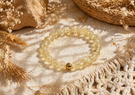 Yellow citrine stretch bracelet with one gold color bead. Keltainen sitriini joustorannekoru yhdellä kullanvärisellä helmellä.