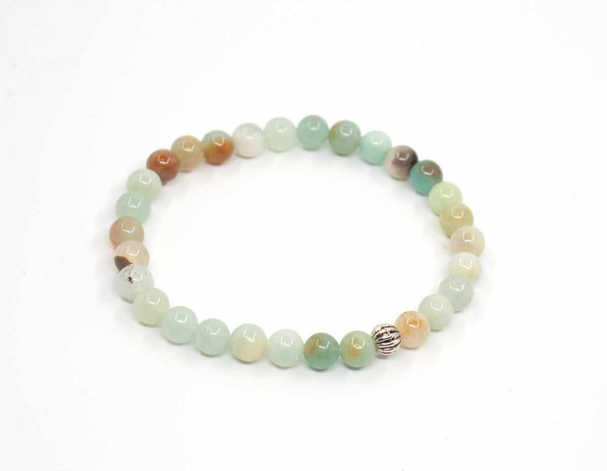 Amazonite beads stretchy bracelet on the white background. Amatsoniittihelmi joustava rannekoru valkoisella pohjalla. 