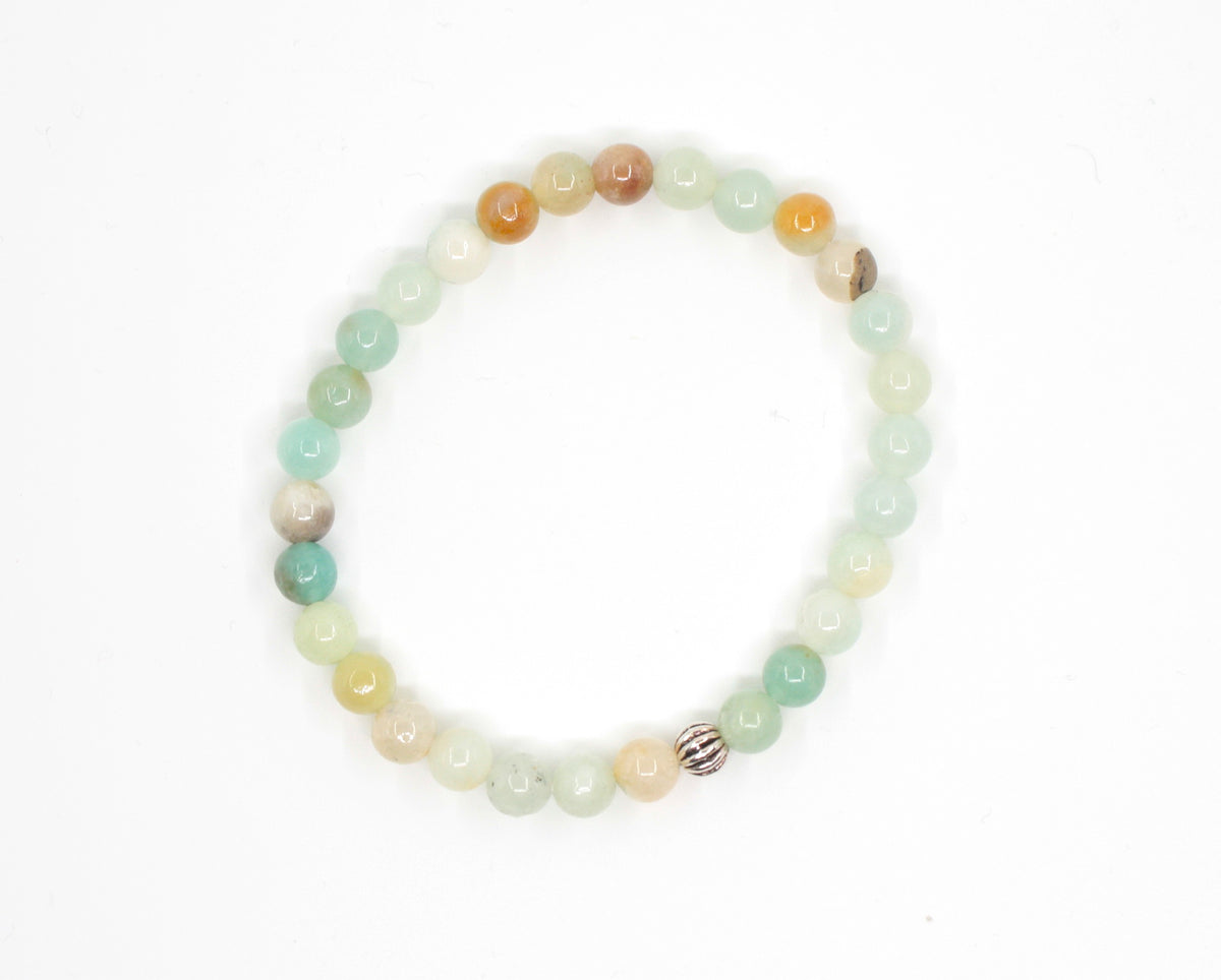Amazonite beads stretchy bracelet on the white background. Amatsoniittihelmi joustava rannekoru valkoisella pohjalla. 