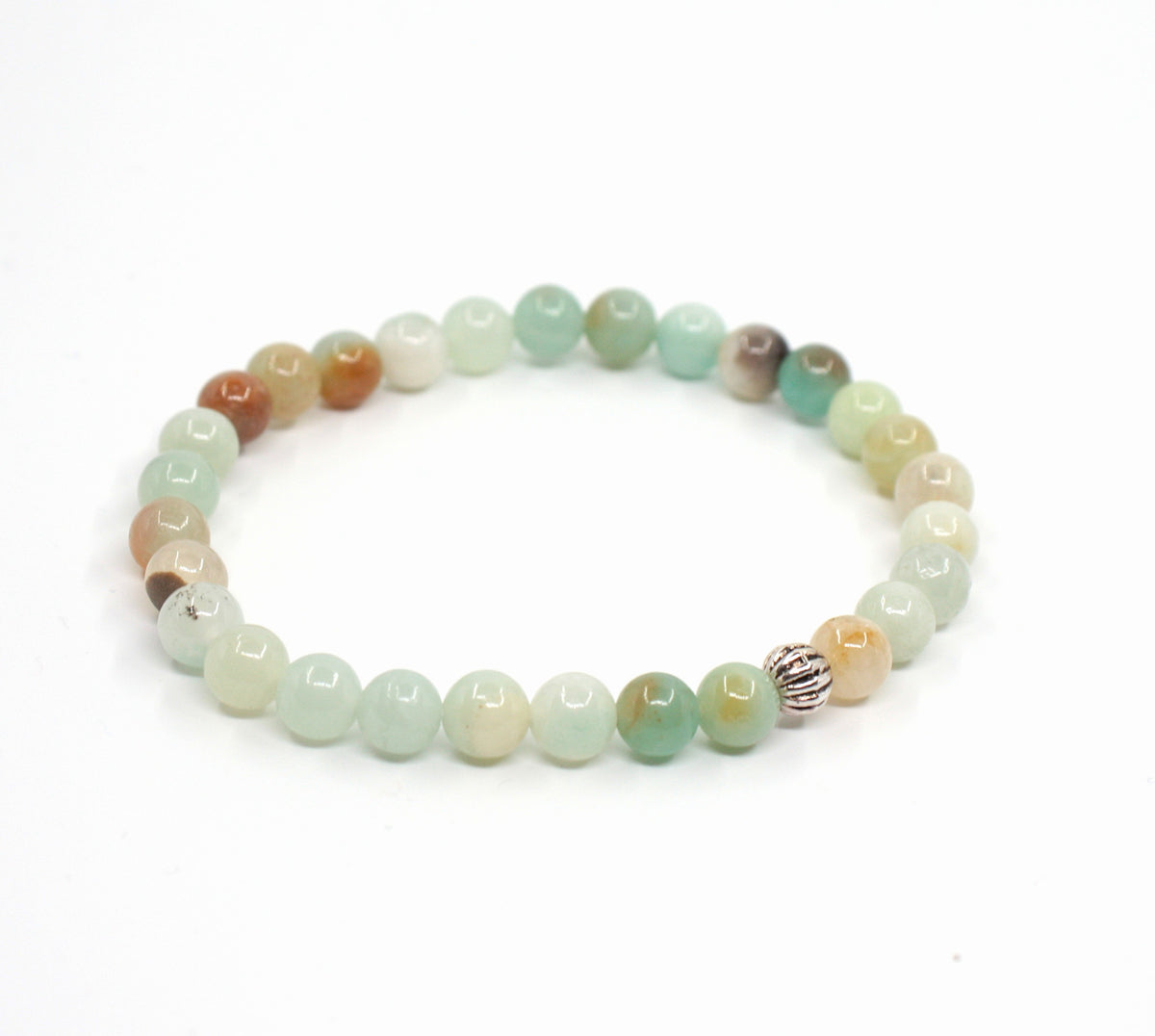 Amazonite beads stretchy bracelet on the white background. Amatsoniittihelmi joustava rannekoru valkoisella pohjalla. 