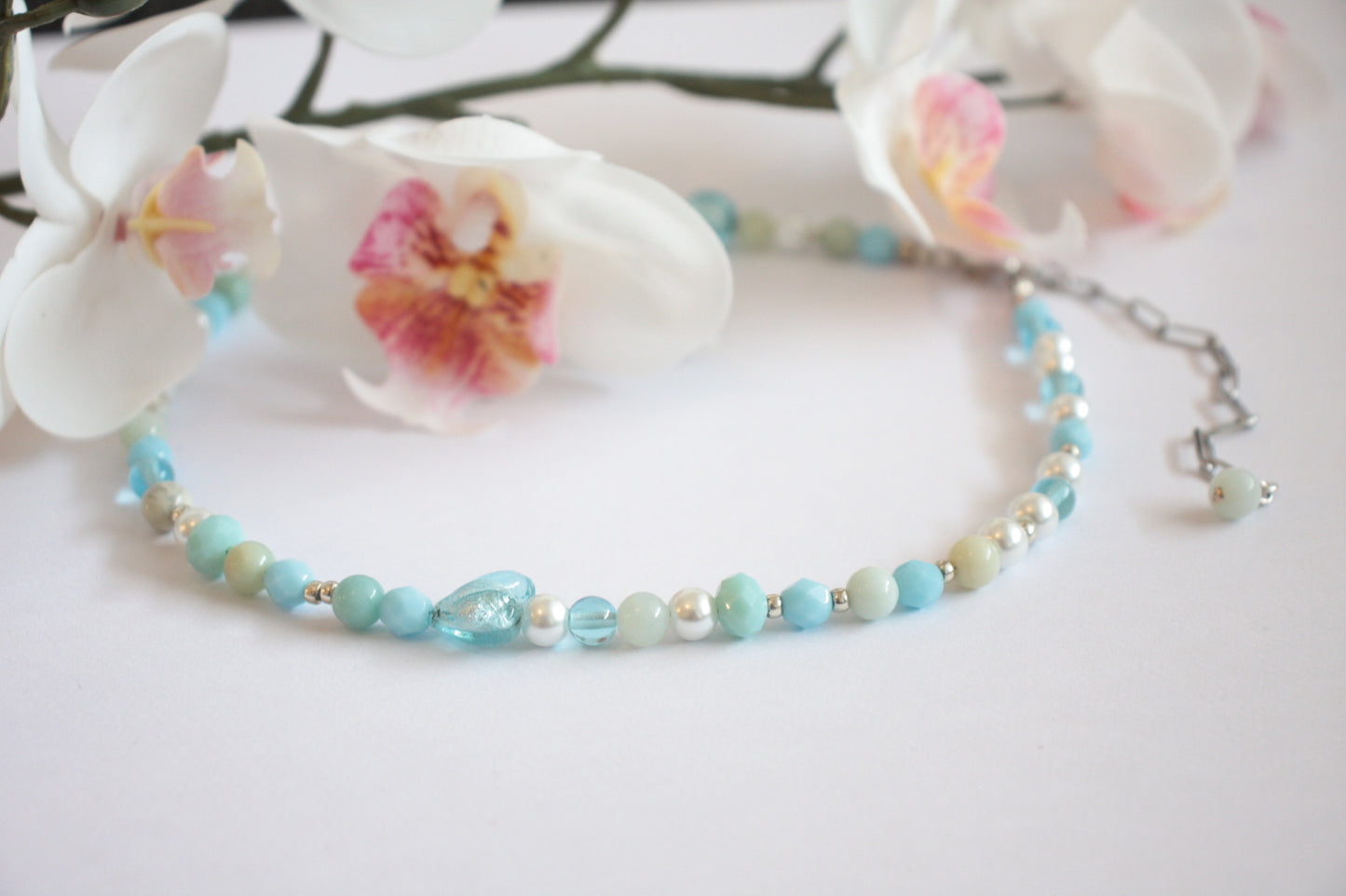 Amazonite choker necklace with different size of glass beads. Amatsoniitti choker kaulapanta kaulakoru erilaisilla lasihelmillä.