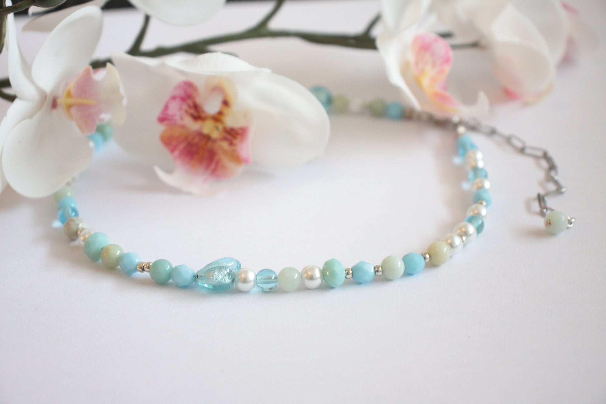 Amazonite choker necklace with different size of glass beads. Amatsoniitti choker kaulapanta kaulakoru erilaisilla lasihelmillä.