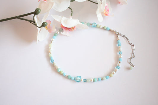 Amazonite choker necklace with different size of glass beads. Amatsoniitti choker kaulapanta kaulakoru erilaisilla lasihelmillä.