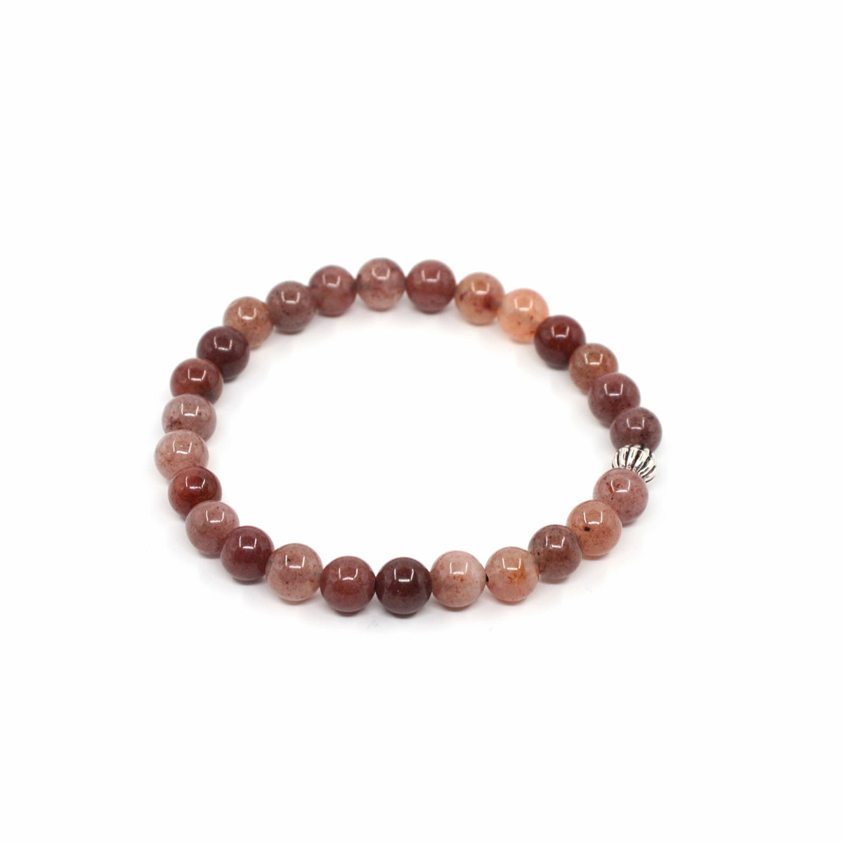 Aventuriini rannekoru valkoisella alustalla. Aventurine stretchy bracelet on the white surface.