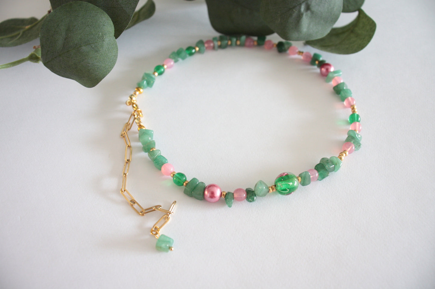 Green aventurine chips choker necklace with different size of glass beads. Glass beads are pink and green. Aventuriini siruista ja erilaisista lasihelmistä tehty choker (kaulapanta) kaulakoru. Lasihelmet ovat pinkkejä ja vihreitä väreiltään.