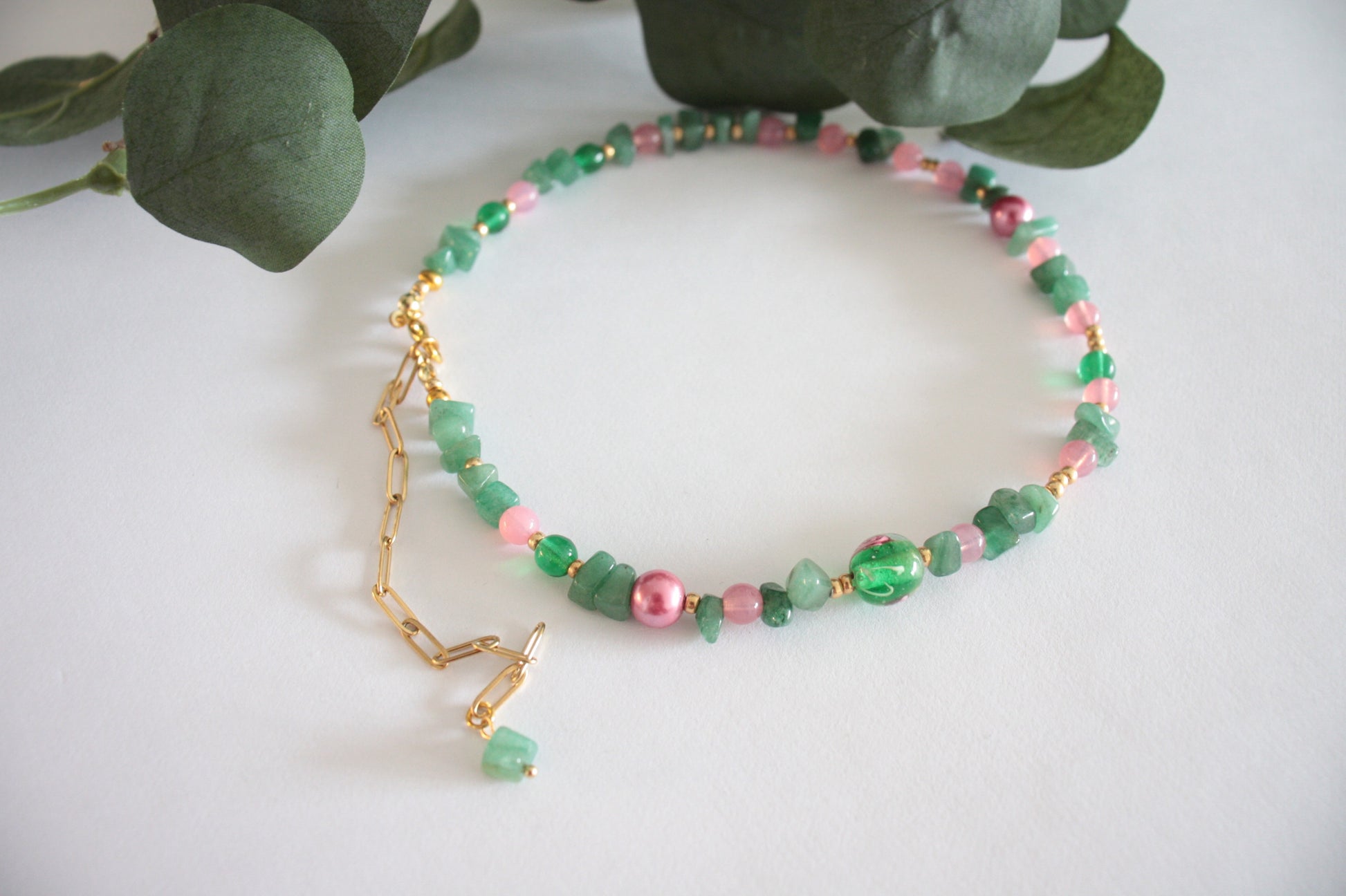 Green aventurine chips choker necklace with different size of glass beads. Glass beads are pink and green. Aventuriini siruista ja erilaisista lasihelmistä tehty choker (kaulapanta) kaulakoru. Lasihelmet ovat pinkkejä ja vihreitä väreiltään.