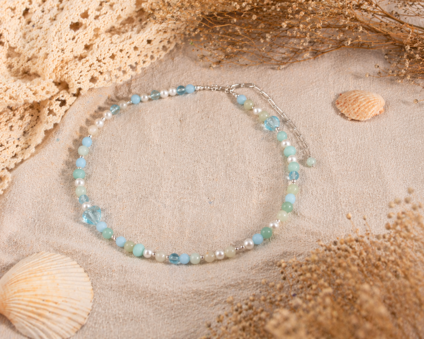Amazonite choker necklace with different size of glass beads. Amatsoniitti choker kaulapanta kaulakoru erilaisilla lasihelmillä.
