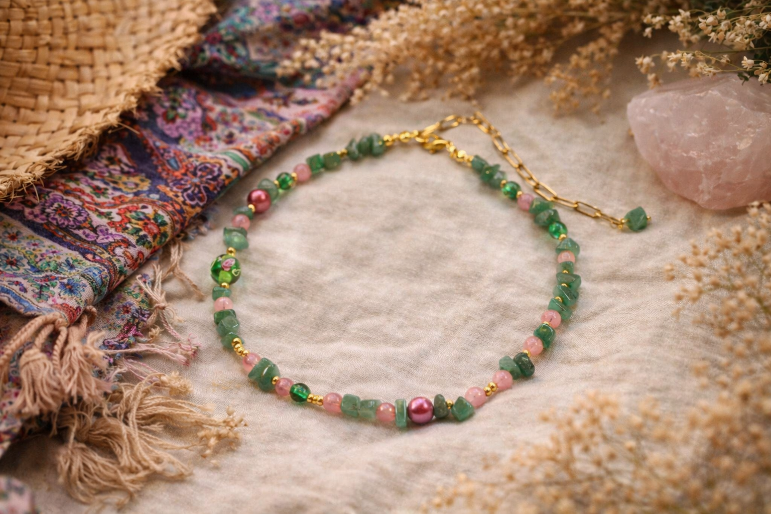 Green aventurine chips choker necklace with different size of glass beads. Glass beads are pink and green. Aventuriini siruista ja erilaisista lasihelmistä tehty choker (kaulapanta) kaulakoru. Lasihelmet ovat pinkkejä ja vihreitä väreiltään.