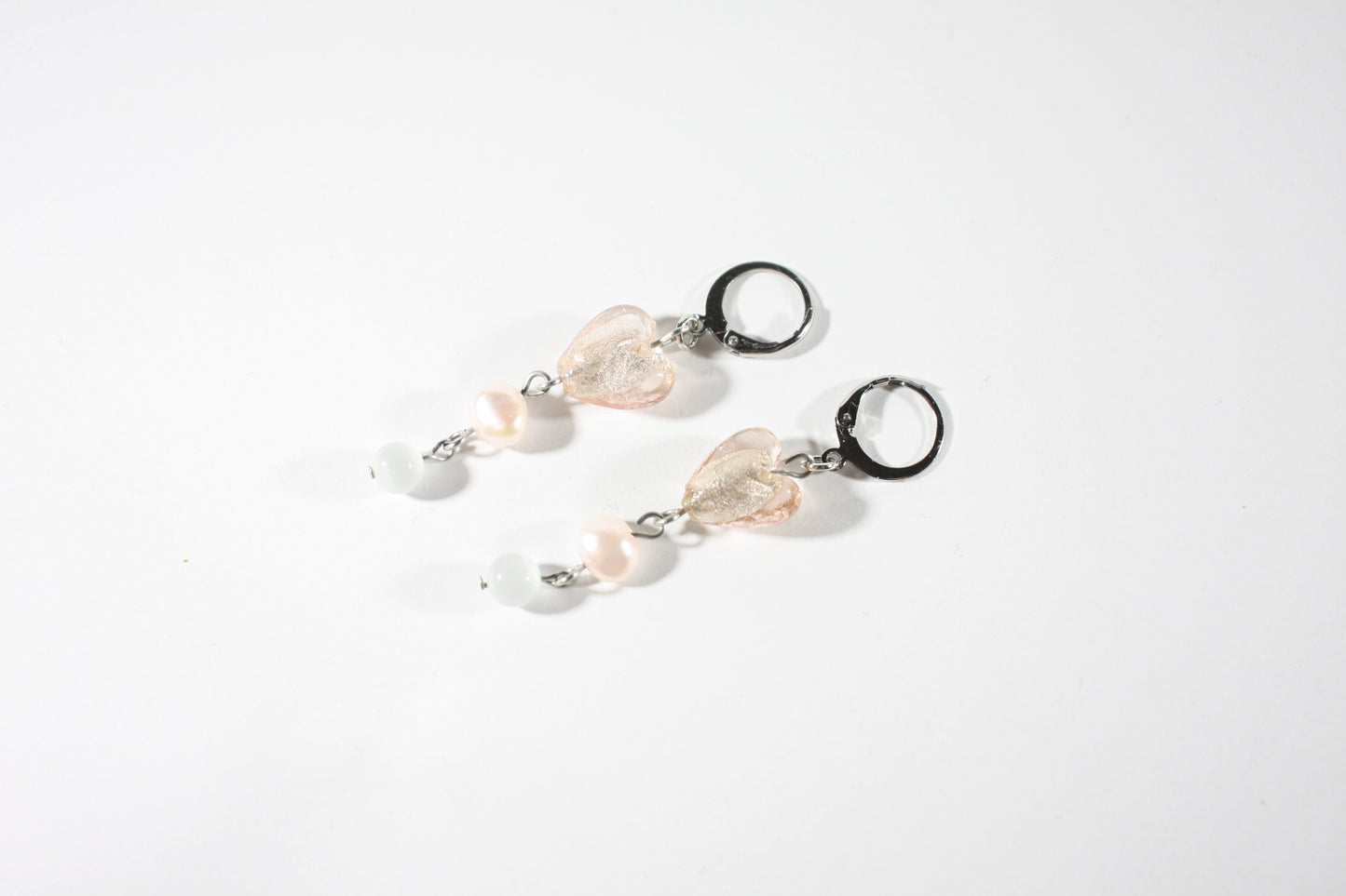 Dangle pink heart glass bead freshwaterpearl earrings. Roikkuva lasihelmikorvakoru makeanveden helmellä. Ihana vaaleanpunainen lasisydän tuo näihin koruihin herkkyyttä.