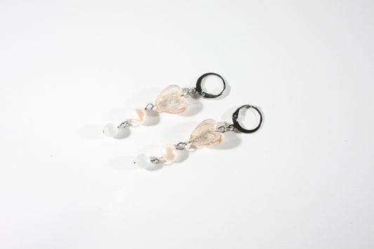 Dangle pink heart glass bead freshwaterpearl earrings. Roikkuva lasihelmikorvakoru makeanveden helmellä. Ihana vaaleanpunainen lasisydän tuo näihin koruihin herkkyyttä.