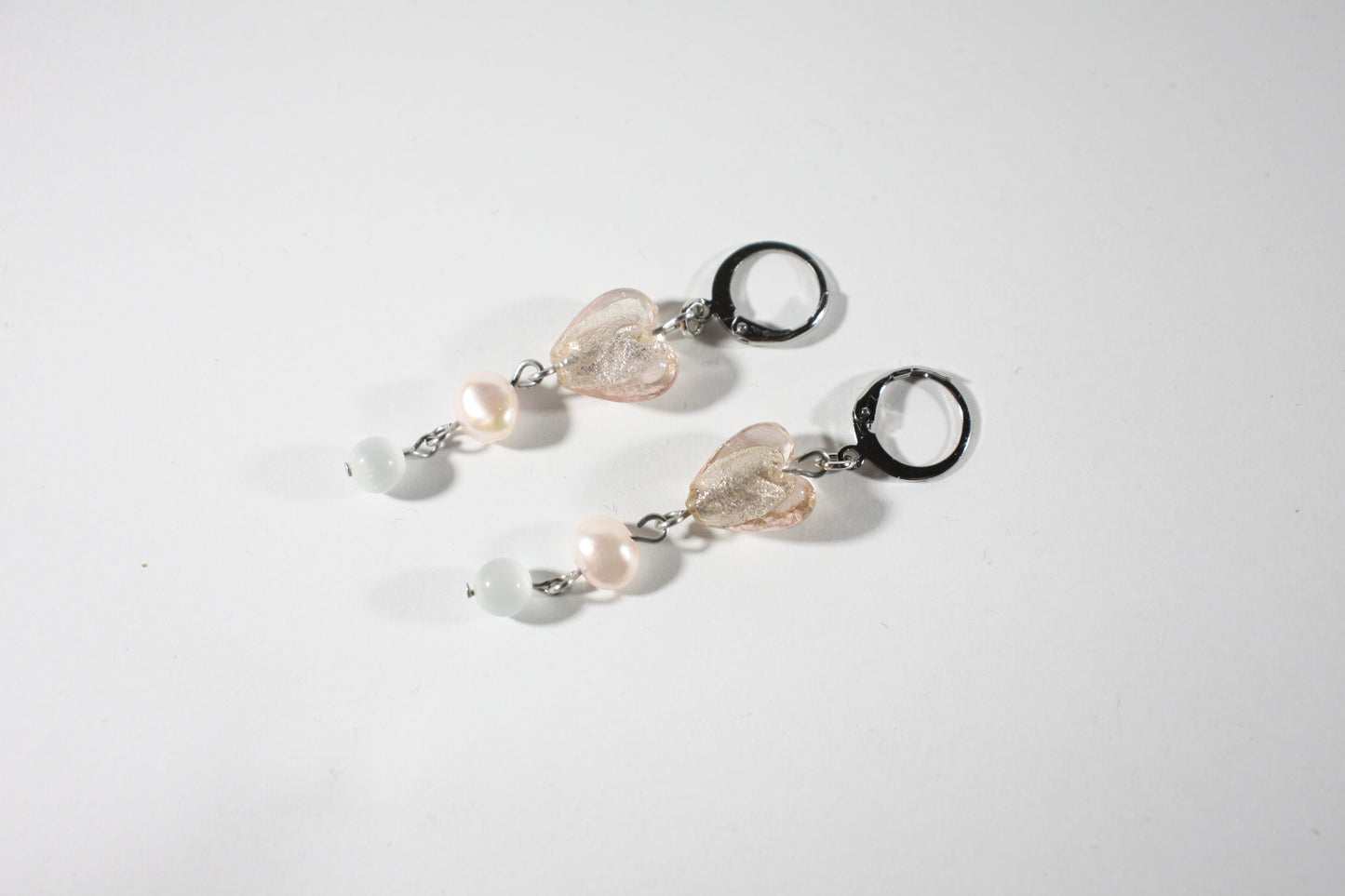 Dangle pink heart glass bead freshwaterpearl earrings. Roikkuva lasihelmikorvakoru makeanveden helmellä. Ihana vaaleanpunainen lasisydän tuo näihin koruihin herkkyyttä.