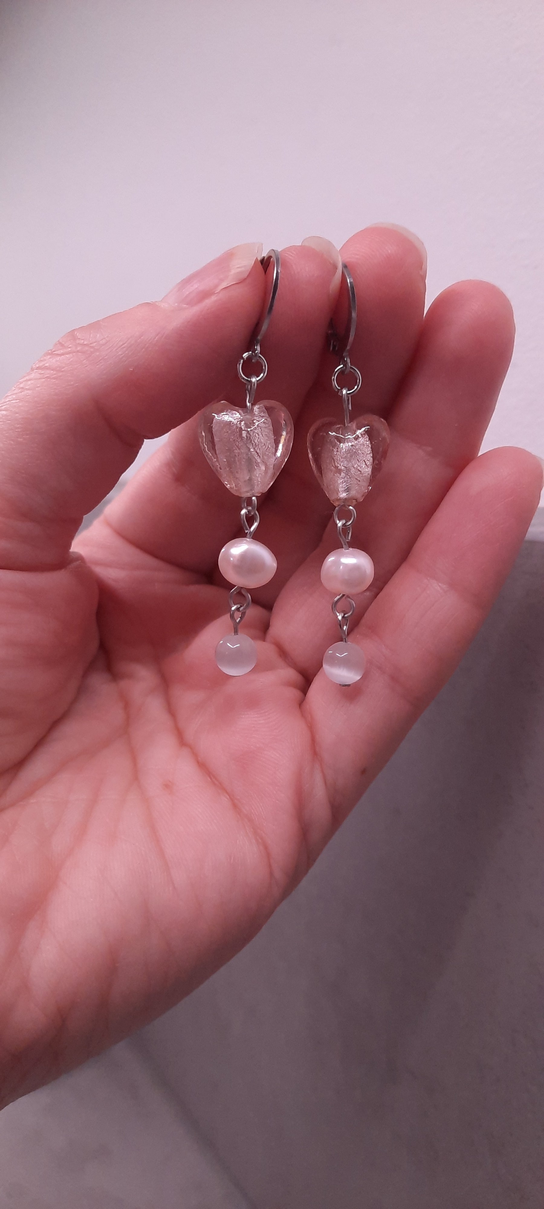 Dangle pink heart glass bead freshwaterpearl earrings. Roikkuva lasihelmikorvakoru makeanveden helmellä. Ihana vaaleanpunainen lasisydän tuo näihin koruihin herkkyyttä.