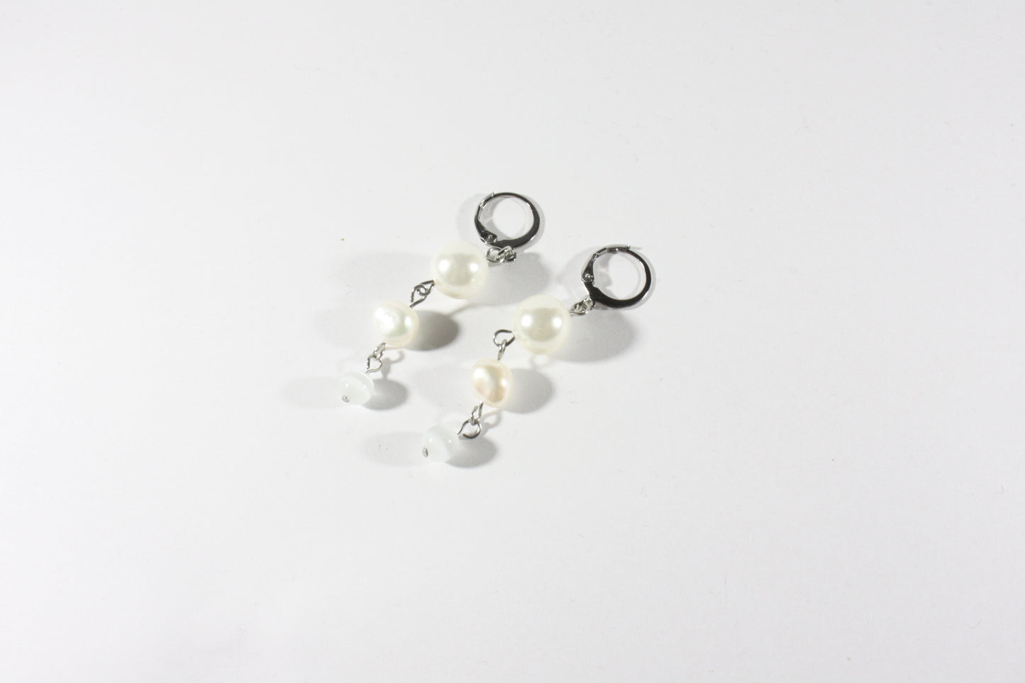 Beaded dangle white and freshwaterpearl earrings. Roikkuvat valkoiset helmikorvakorut.