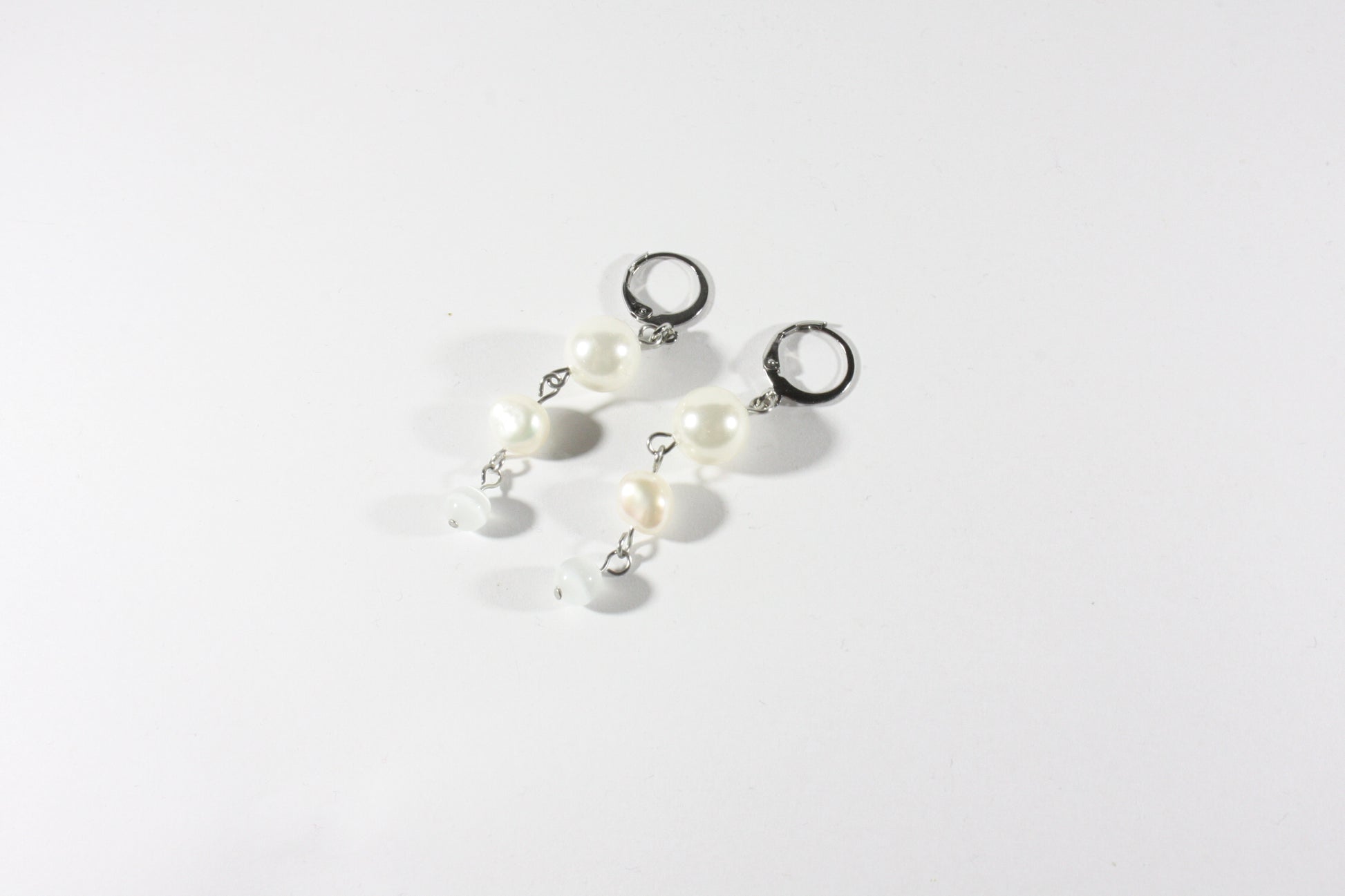 Beaded dangle white and freshwaterpearl earrings. Roikkuvat valkoiset helmikorvakorut.