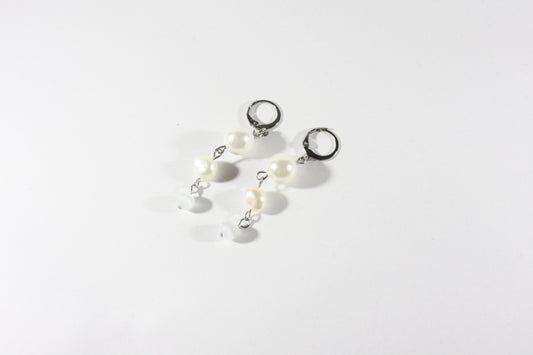 Beaded dangle white and freshwaterpearl earrings. Roikkuvat valkoiset helmikorvakorut.