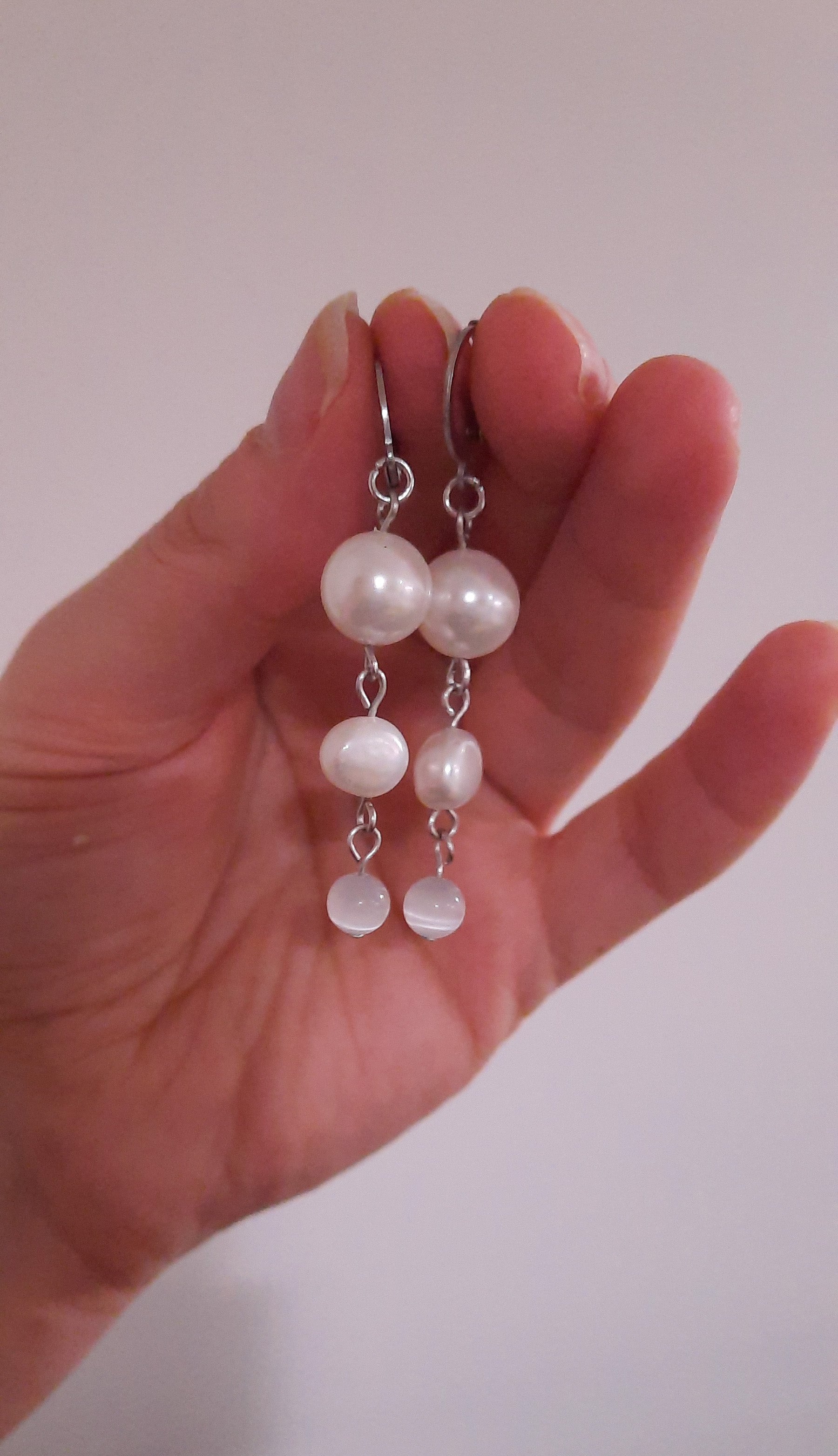 Beaded dangle white and freshwaterpearl earrings. Roikkuvat valkoiset helmikorvakorut.