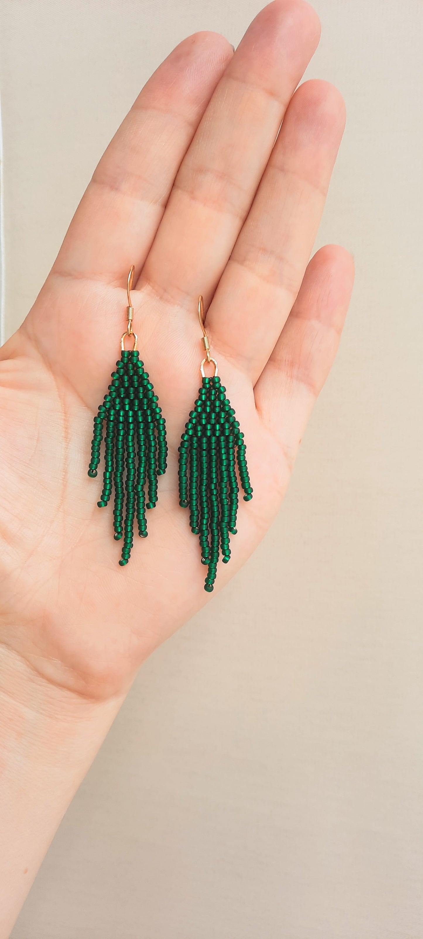 Hapsulliset helmikorvakorut, värinä on matta vihreä. Matte green color seed bead fringe earrings. 