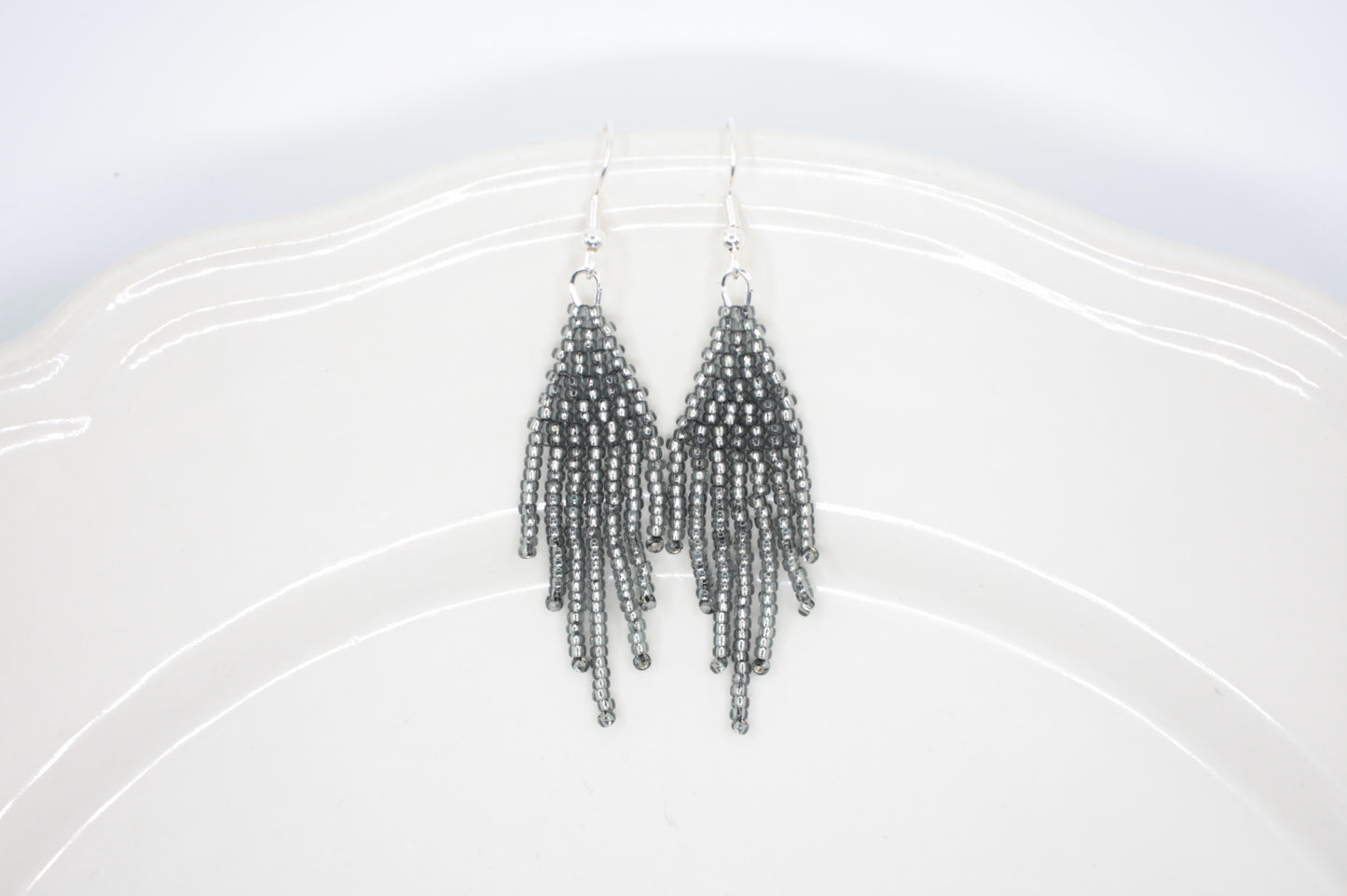 Hapsulliset siemenhelmikorvakorut värinä kimalteleva musta. Beaded seed bead fringe earrings sparkling black color.