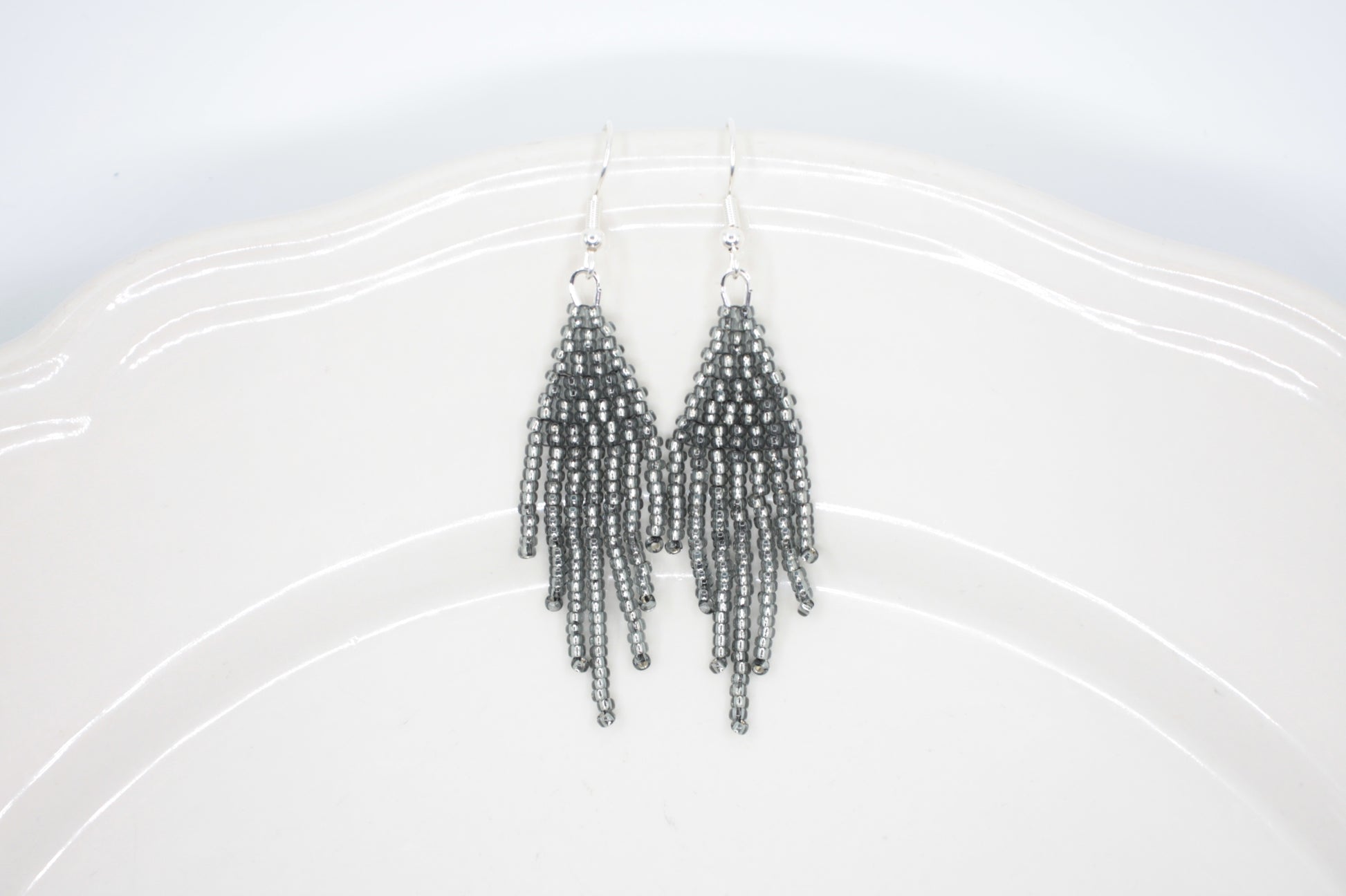 Hapsulliset siemenhelmikorvakorut värinä kimalteleva musta. Beaded seed bead fringe earrings sparkling black color.