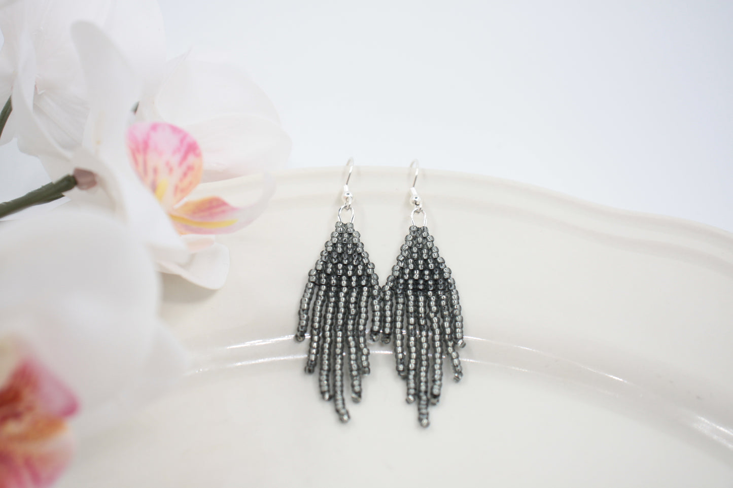 Hapsulliset siemenhelmikorvakorut värinä kimalteleva musta. Beaded seed bead fringe earrings sparkling black color.