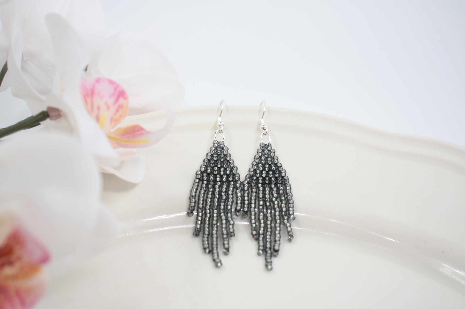 Hapsulliset siemenhelmikorvakorut värinä kimalteleva musta. Beaded seed bead fringe earrings sparkling black color.