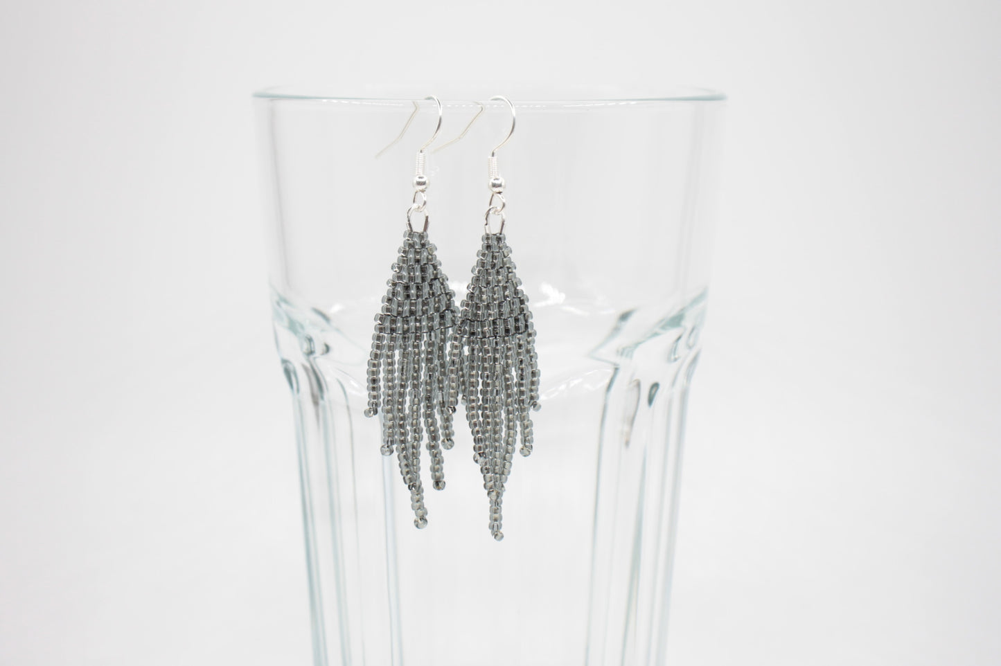Hapsulliset siemenhelmikorvakorut värinä kimalteleva musta. Beaded seed bead fringe earrings sparkling black color.