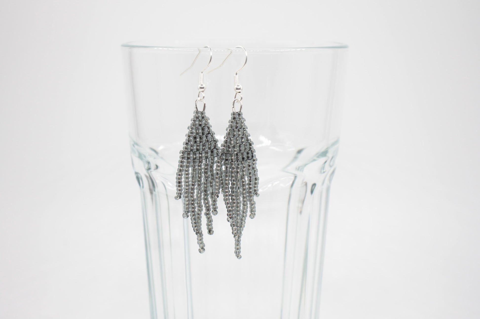 Hapsulliset siemenhelmikorvakorut värinä kimalteleva musta. Beaded seed bead fringe earrings sparkling black color.