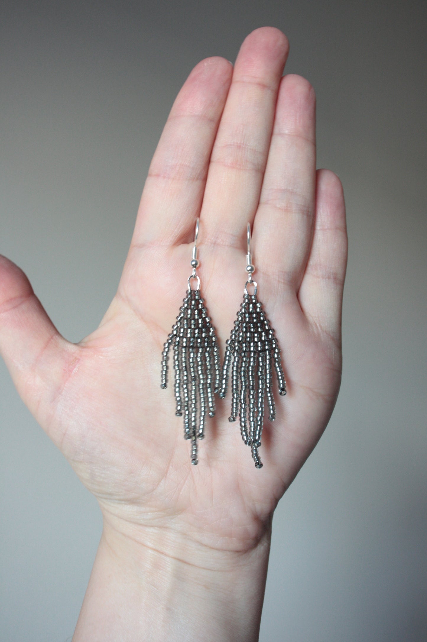 Hapsulliset siemenhelmikorvakorut värinä kimalteleva musta. Beaded seed bead fringe earrings sparkling black color.