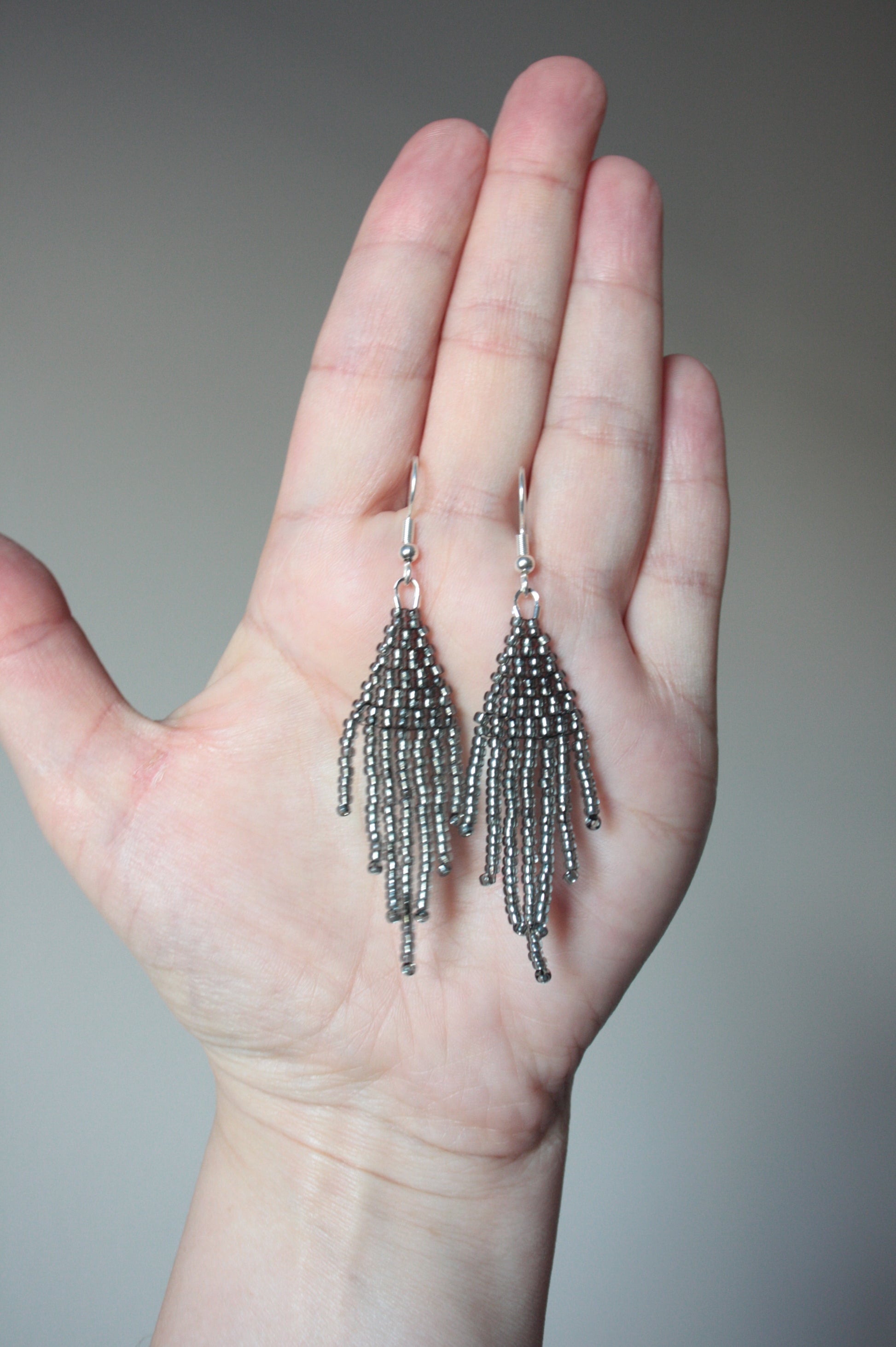 Hapsulliset siemenhelmikorvakorut värinä kimalteleva musta. Beaded seed bead fringe earrings sparkling black color.