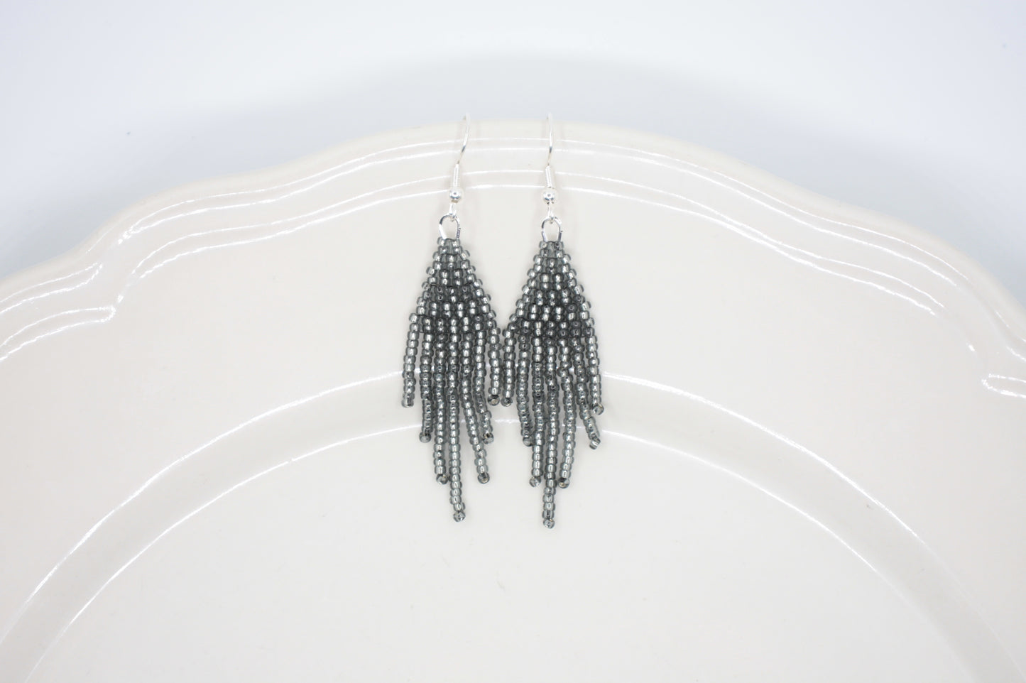 Hapsulliset siemenhelmikorvakorut värinä kimalteleva musta. Beaded seed bead fringe earrings sparkling black color.