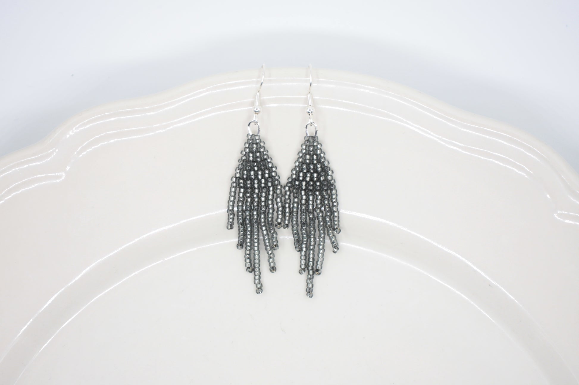 Hapsulliset siemenhelmikorvakorut värinä kimalteleva musta. Beaded seed bead fringe earrings sparkling black color.
