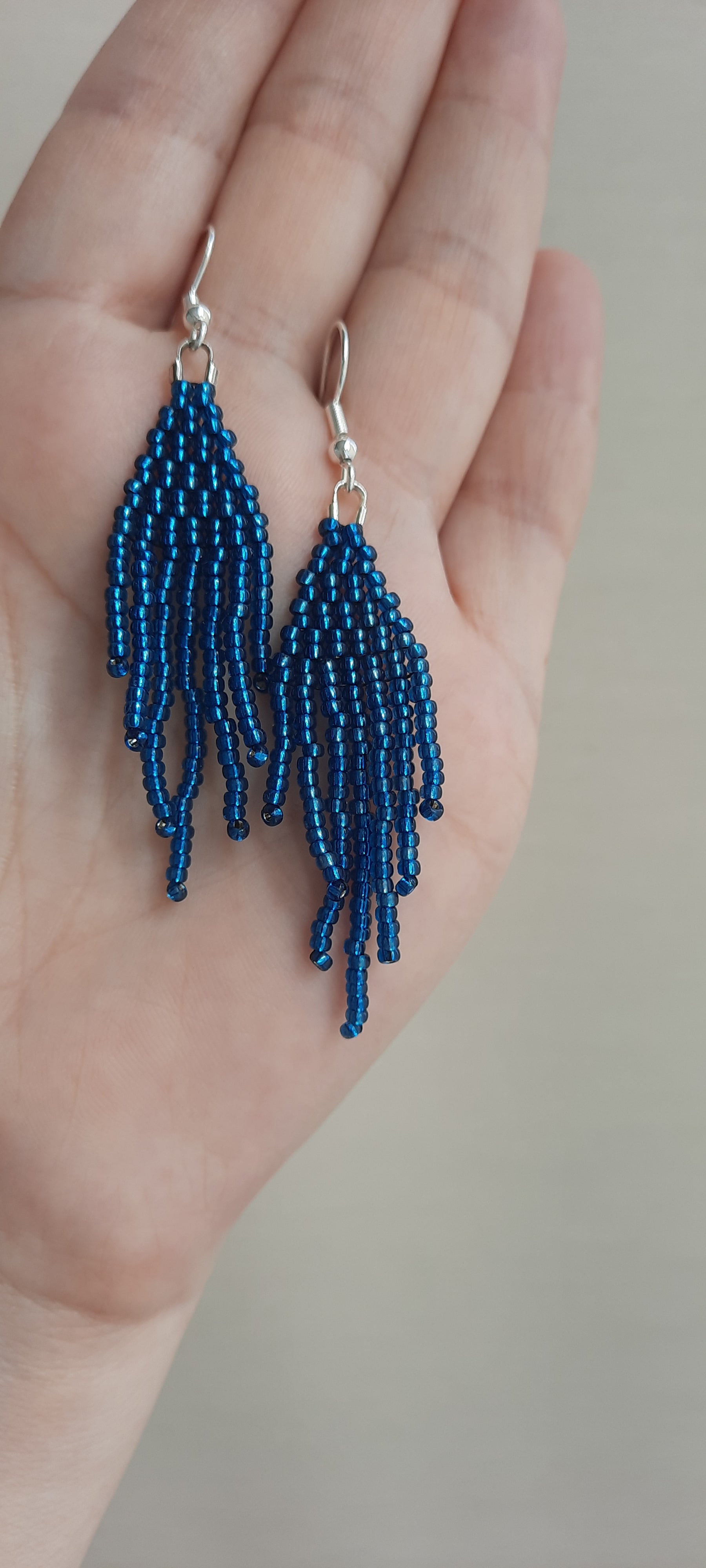 Sinisen safiirin väriset roikkuvat hapsulliset helmikorvakorut. Seed bead fringe earrings blue sapphire-coloured.