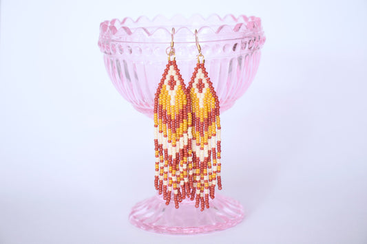 Roikkuvat hapsulliset raidalliset helmikorvakorut lasihelmillä ruskean sävyissä. Beaded seed bead striped fringe earrings in shades of brown.