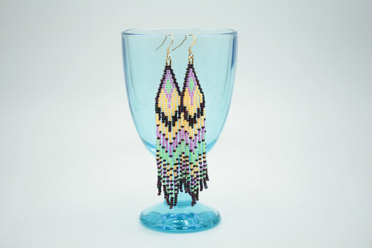 Roikkuvat neon pastellin sävyiset hapsulliset helmikorvakorut. Seed bead fringe earrings luminous colors.