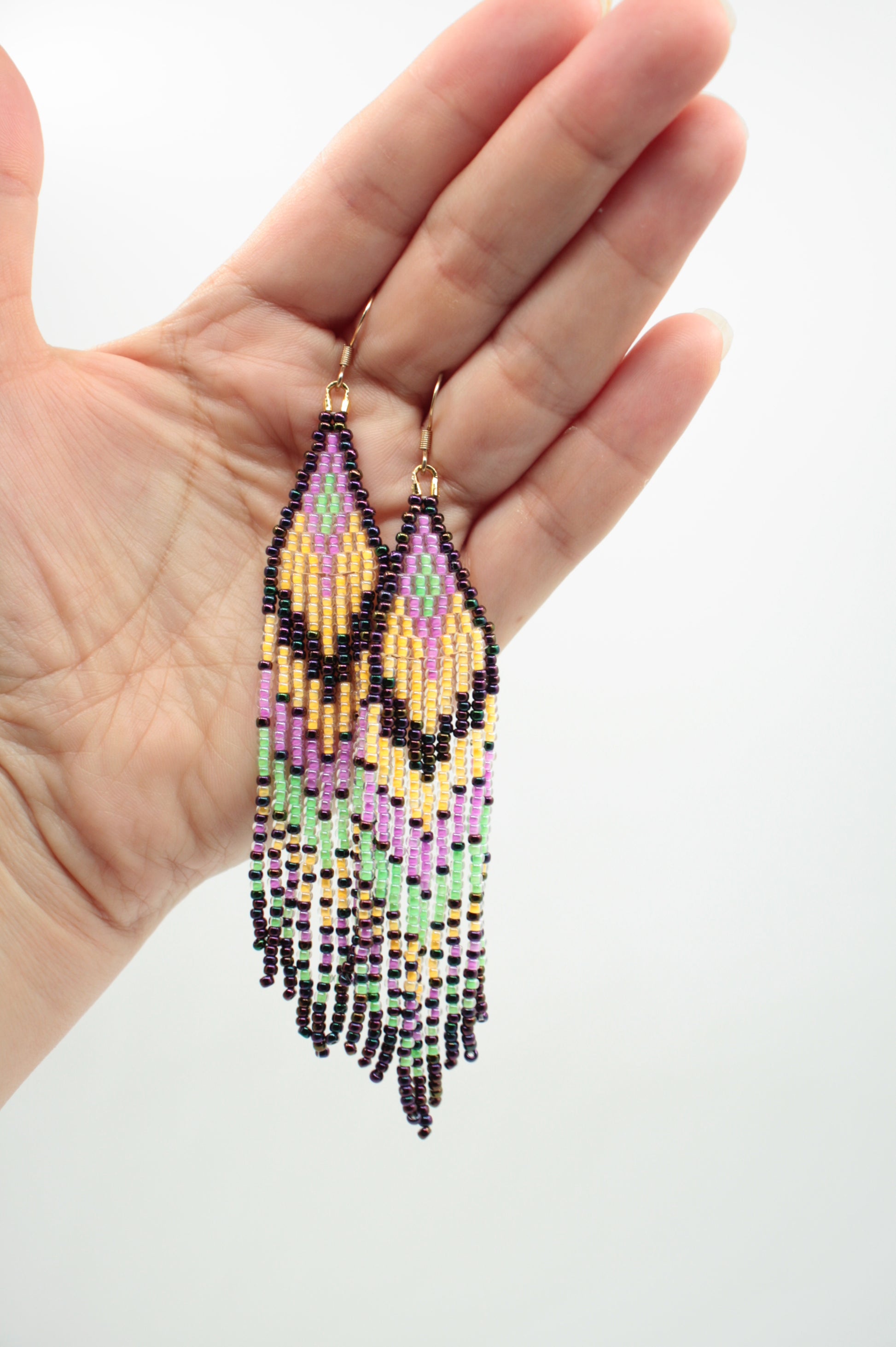 Roikkuvat neon pastellin sävyiset hapsulliset helmikorvakorut. Seed bead fringe earrings luminous colors.