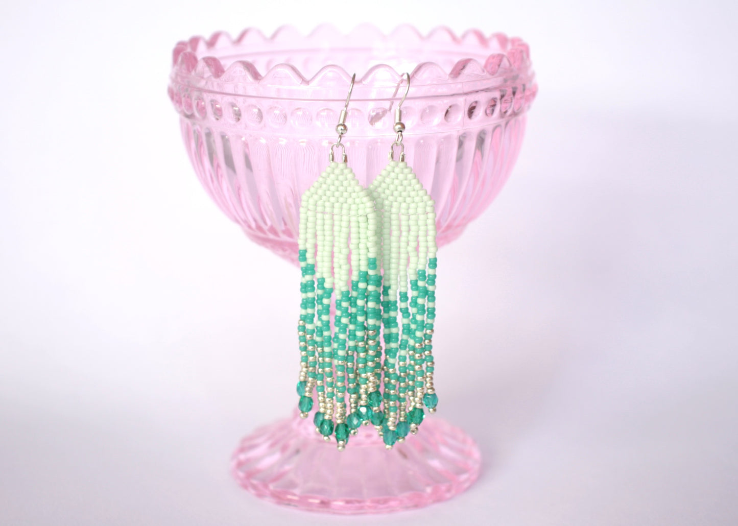 Hapsulliset kotimaiset roikkuvat helmikorvakorut mintun ja turkoosin sävyissä. Beaded seed bead fringe earrings with mint and turquoise colors.