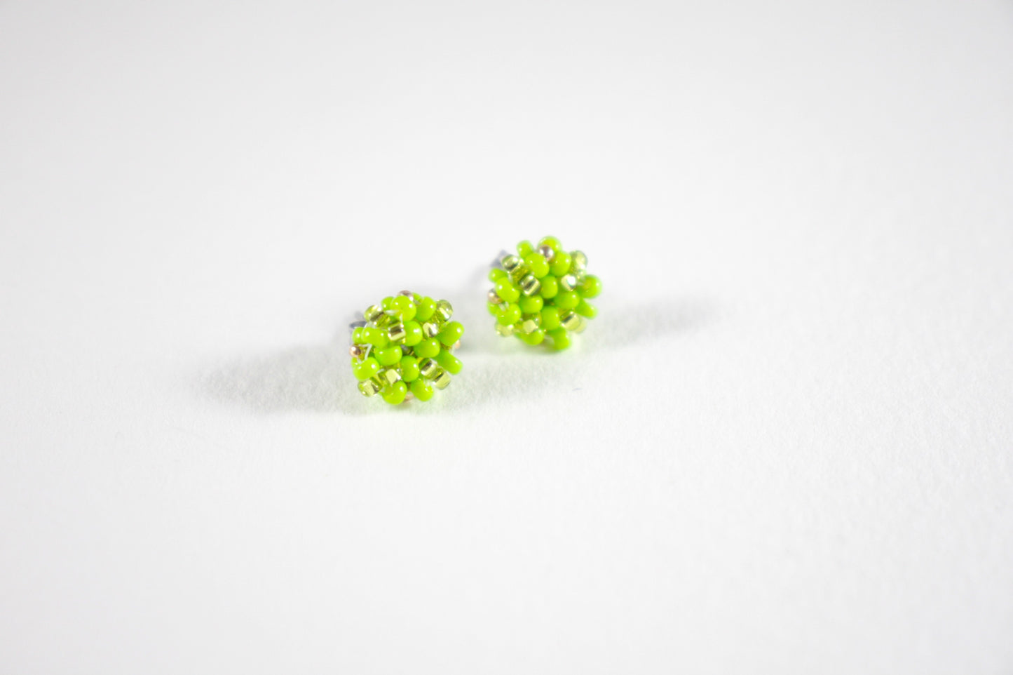 Handmade beaded bright green stud earrings. Käsintehdyt kirkkaan vihreät nappihelmikorvakorut.