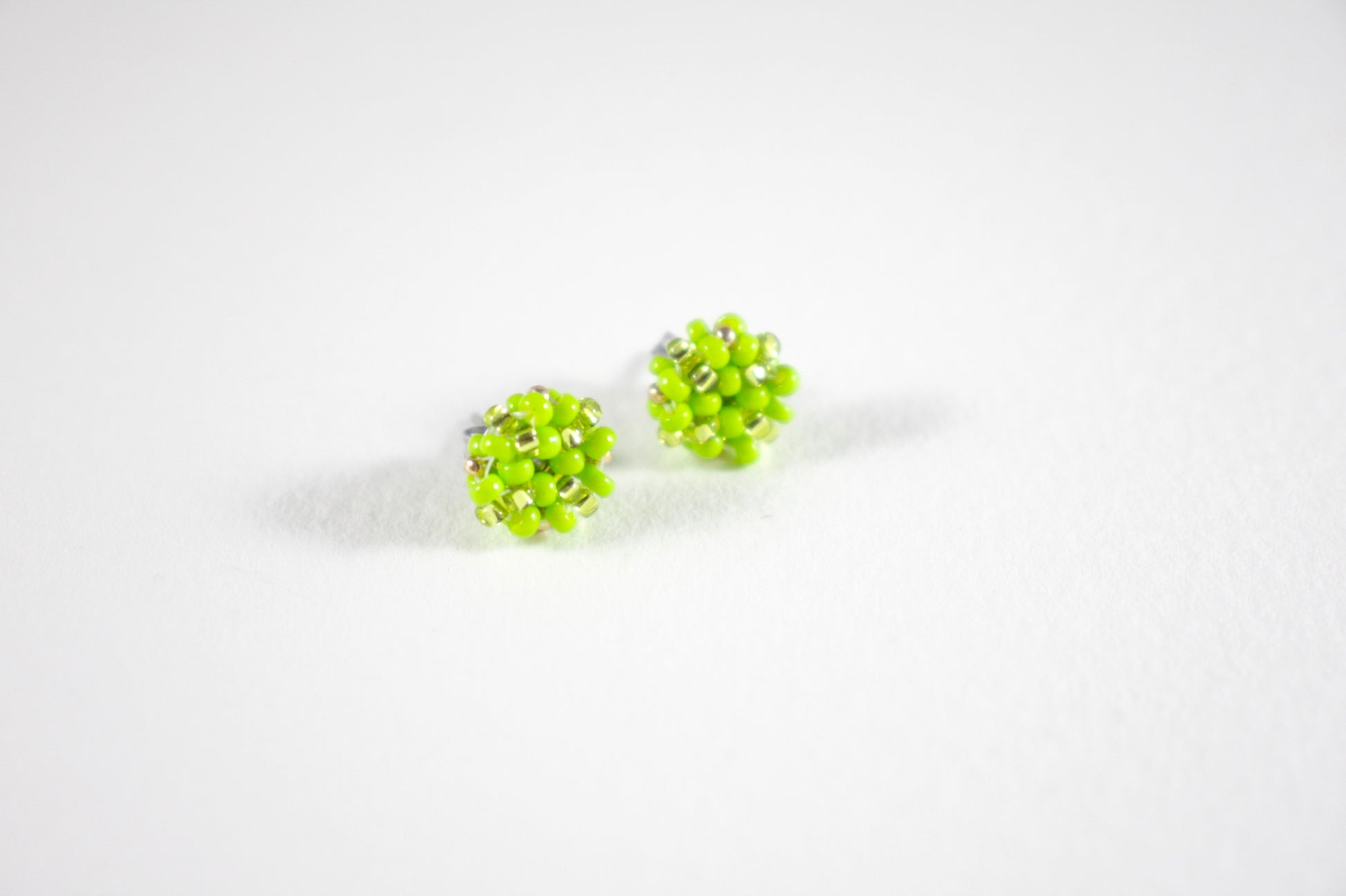 Handmade beaded bright green stud earrings. Käsintehdyt kirkkaan vihreät nappihelmikorvakorut.